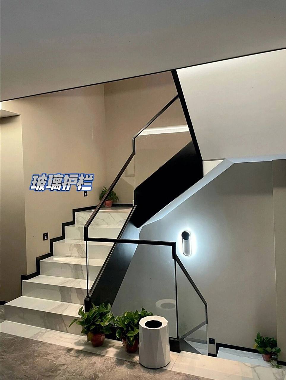 预埋槽玻璃楼梯扶手|||采用12厘钢化玻璃778公分镀锌槽7740×40