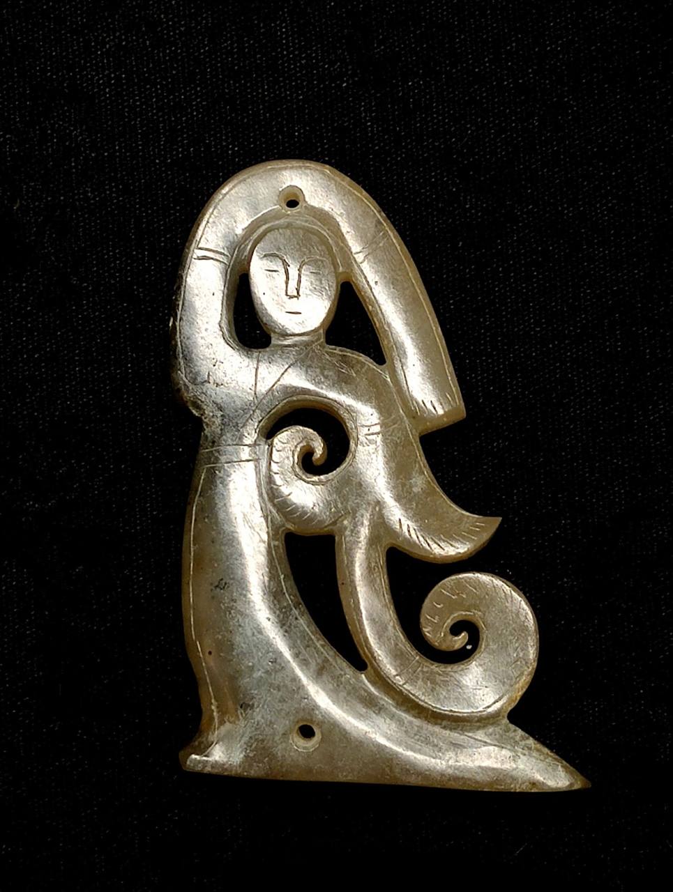 长袖折腰  汉代玉舞人(一对) 高5.6cm 	 玉色淡黄,黑褐色沁,熟润细腻.