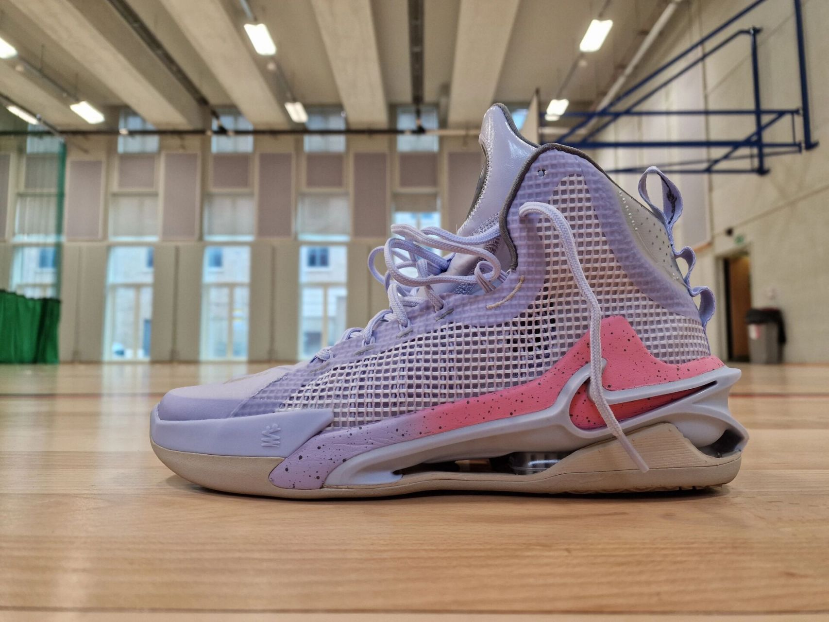 1 nike zoom gt jump 我购买的是非ep版本,所以鞋楦更窄,包裹也更好.