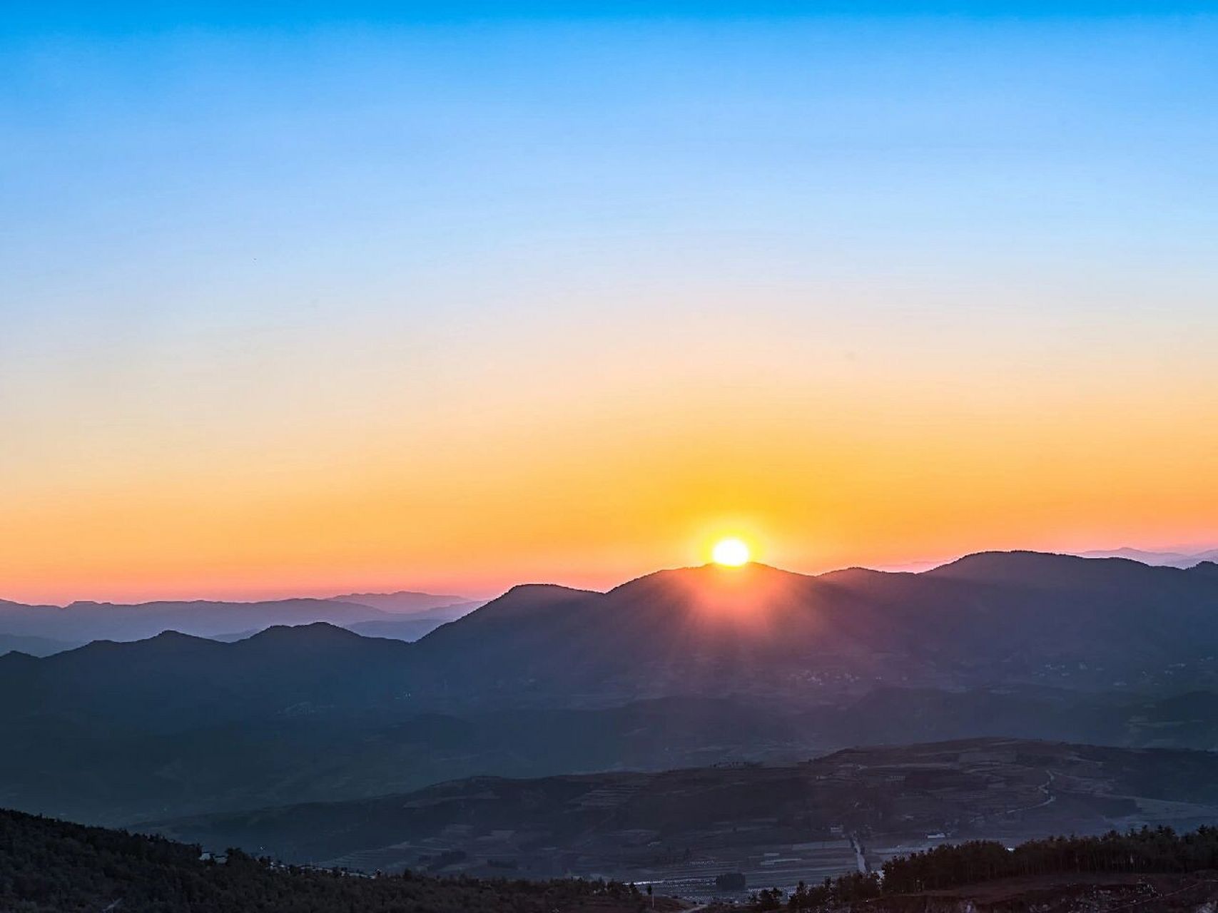 朝气蓬勃的日出摄影图 日出,是每天都会出现的景色,但是不知道小伙伴