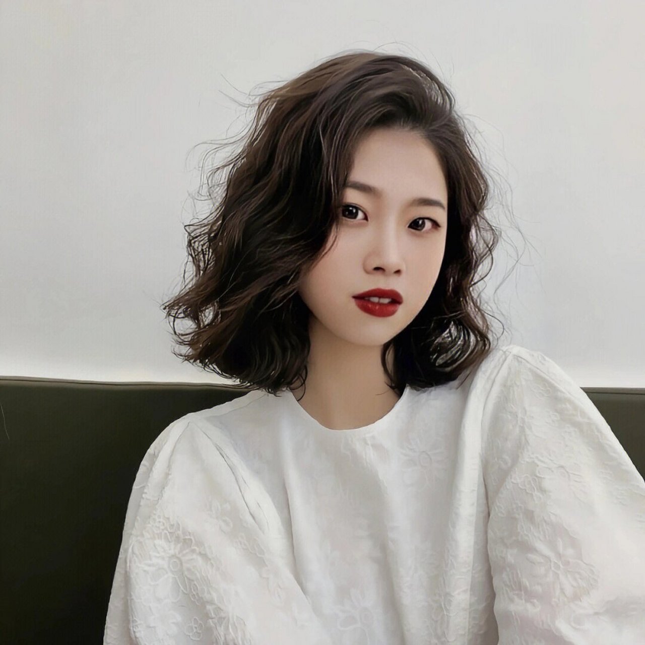 百搭不挑脸型的发型 复古港风卷发!