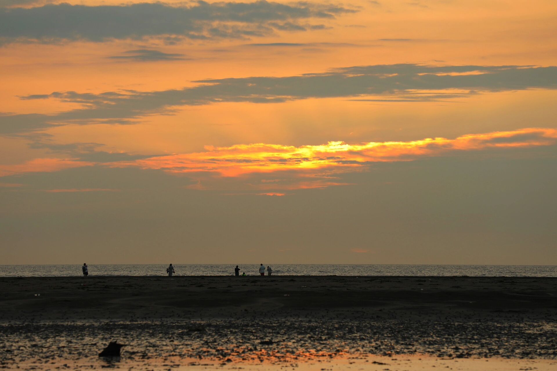 启东黄金海滩看日出游玩攻略 黄金海滩位于启东市寅阳东部,是江苏最早