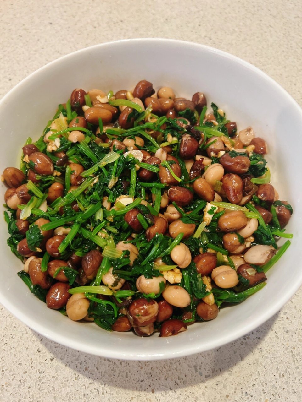 午餐,香菜拌花生米06 花生米提前五香味煮好,香菜用水焯切碎,大蒜拍