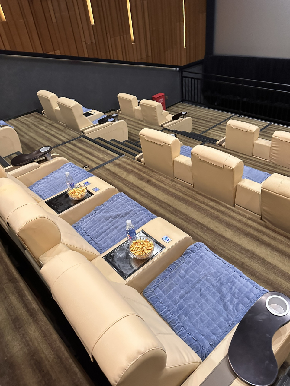 打卡合肥万象城英皇电影城vip厅90 年前去看的阿凡达2,因为电影三个