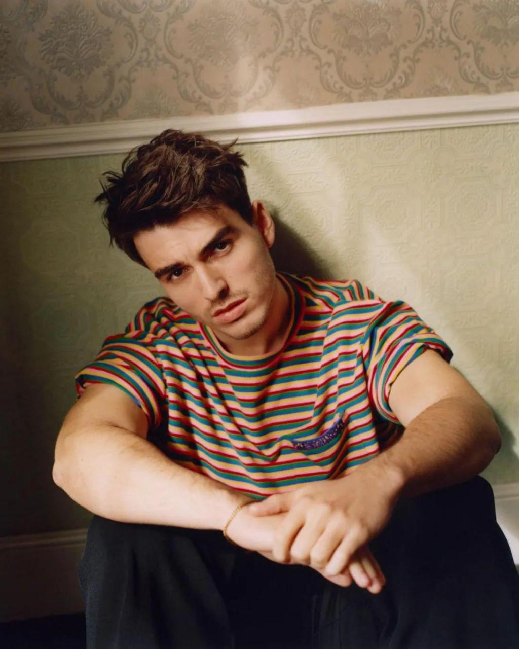 今年25岁的英国男演员 corey mylchreest(科里·米尔克里斯特)最近