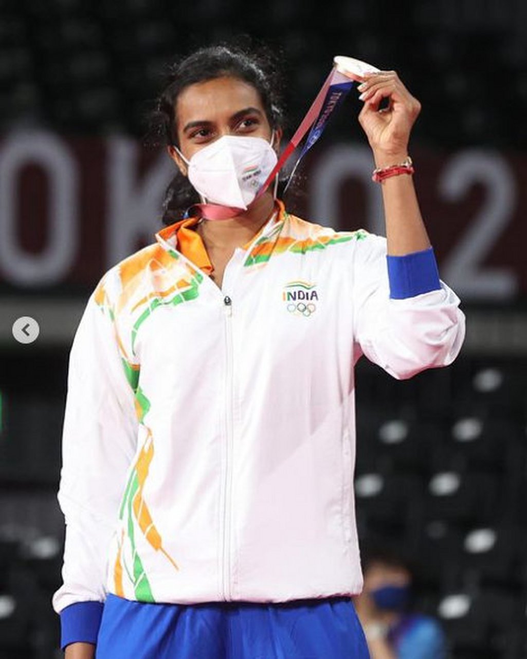 羽毛球#2022年东京奥运会过去刚好一年,辛德胡晒奖牌留念!