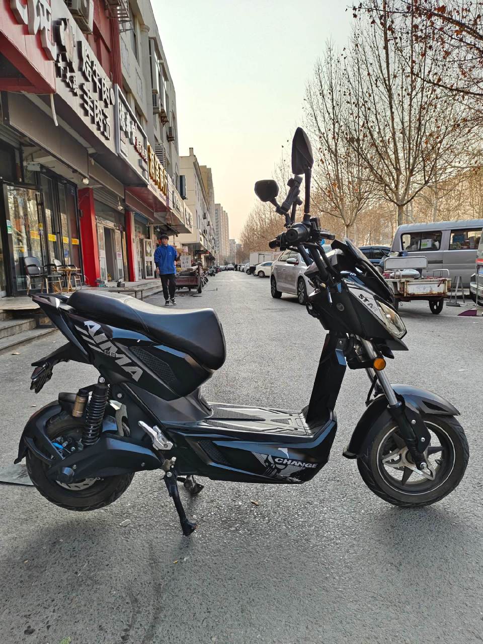 爱玛电摩小极客,23年9月份的60/21电池,前后碟刹版,液压减震,速度55