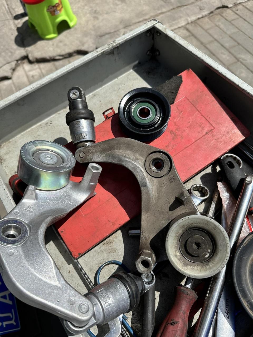 九代雅阁更换皮带涨紧器 皮带过轮