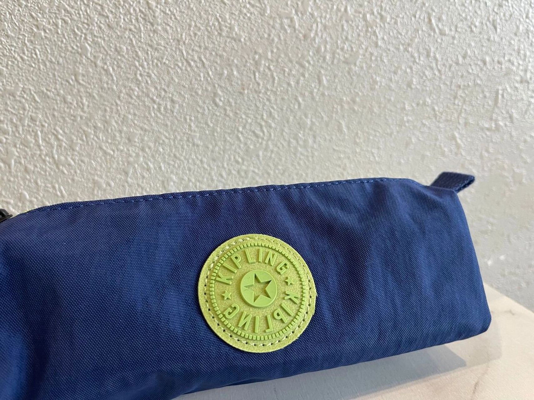 这只kipling字母拉链笔袋太好看啦 颜色太好看了,字母拉链设计很特别