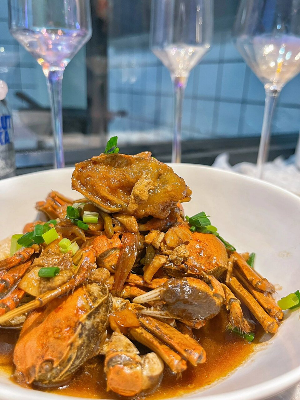 红烧六月黄大闸蟹 真的好吃绝了 螃蟹对半切 沾上淀粉 小火放锅里煎三