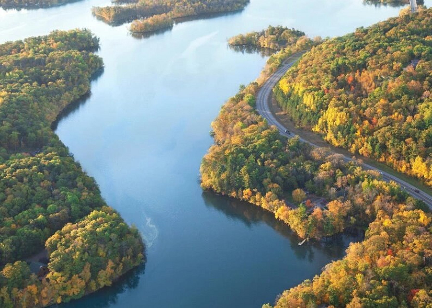 俄罗斯伏尔加河(1) 伏尔加河(俄语:Волга,又译窝瓦河),位于