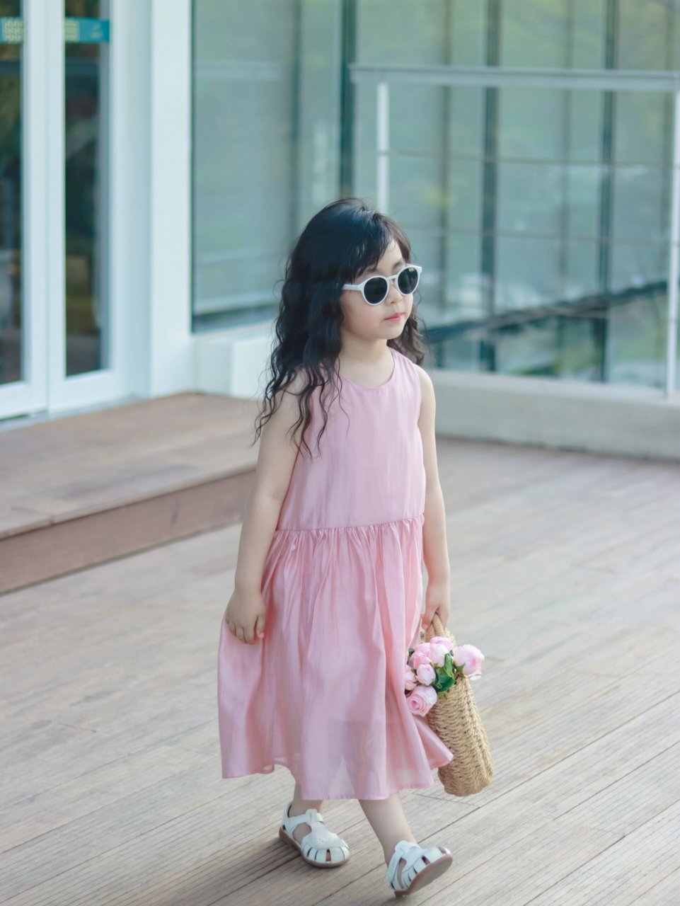 卷发甜酷小女孩 今天给女儿烫了一次性小卷毛, 穿上长款小粉裙 又酷又