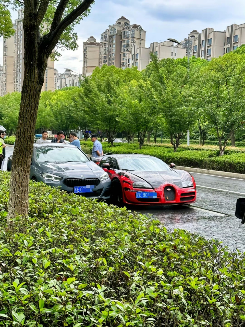 7月22日,苏州,一辆超级跑车布加迪威龙变道加塞,后方宝马车主毫不犹豫