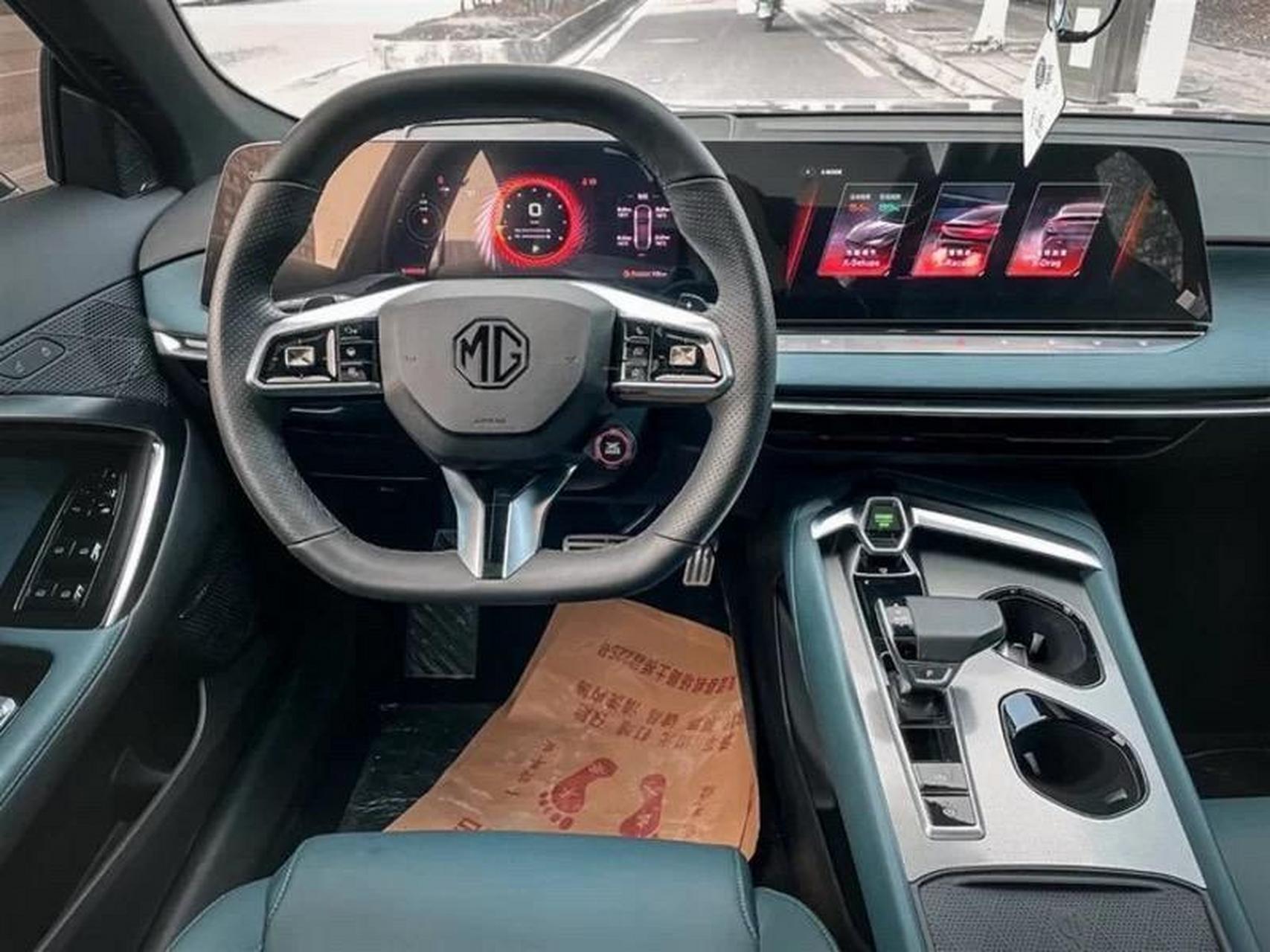 名爵7mg7激情耀世版顶配 上牌日期:2024年3月 车辆车型:轿车 车辆产地