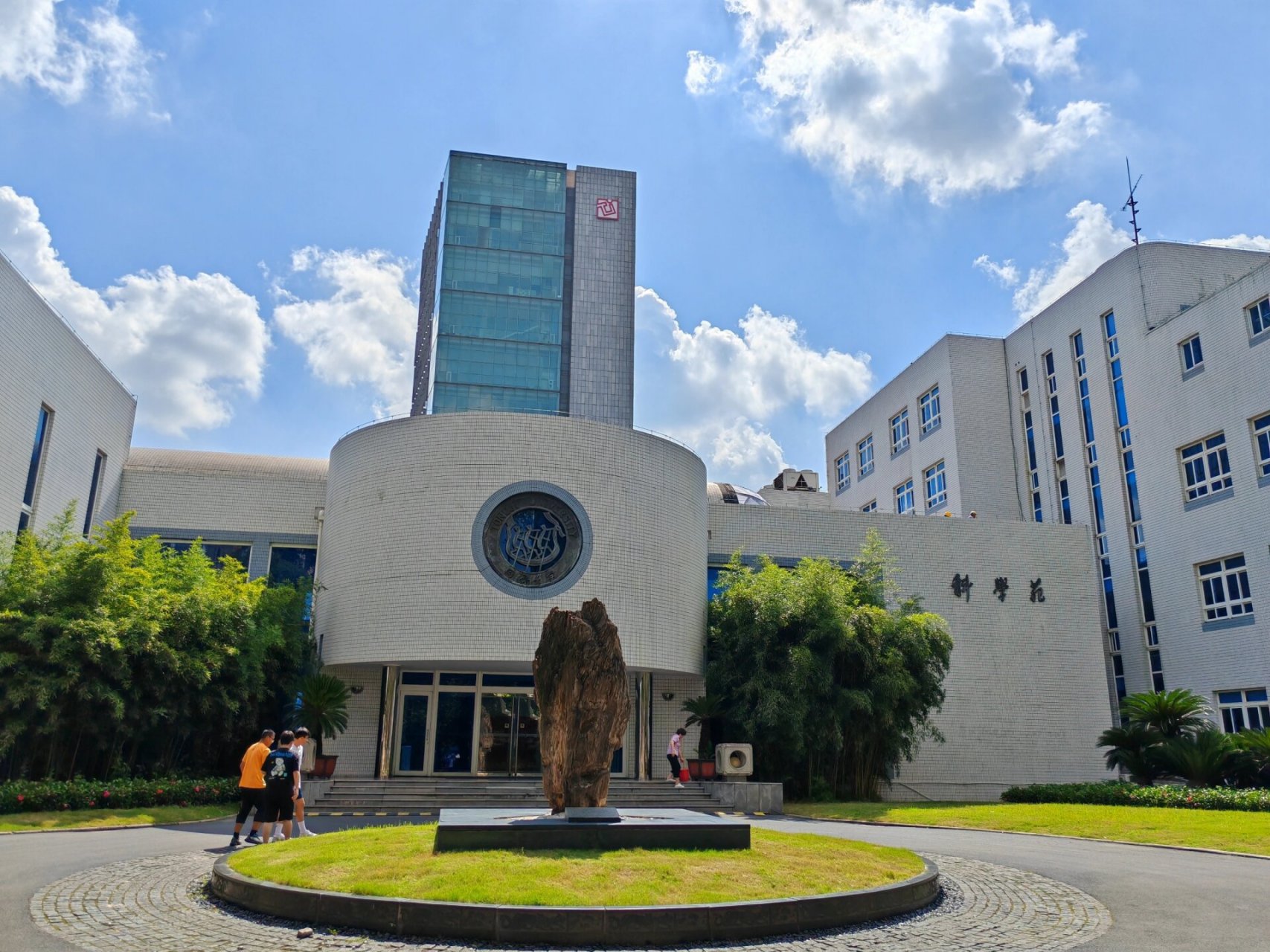 同济大学四平路校区plog 天气晴朗,从沪西赶到了四平路,主要是来买