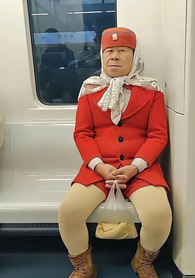 这事儿挺逗的,地铁上看到一个人,第一眼还真没看出来是男是女