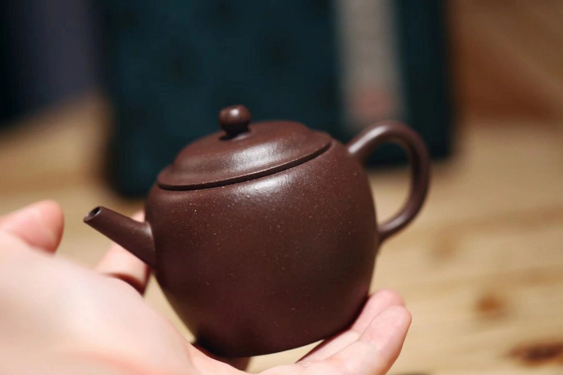 经不严肃考据,女娲才是紫砂的开山鼻祖 题图:夏磊新作《明式果圆壶》