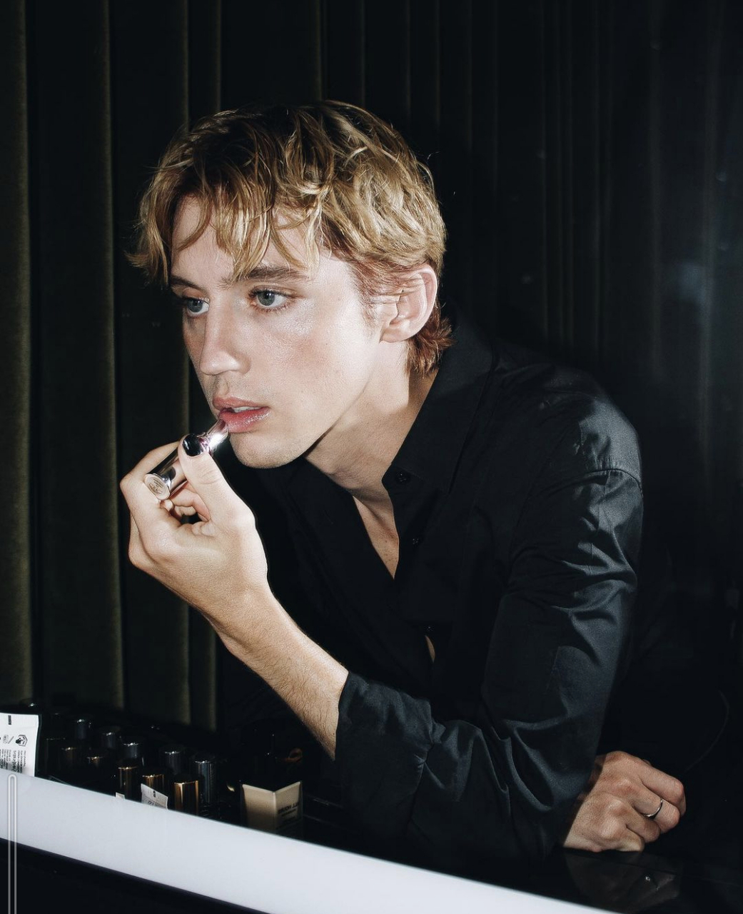 戳爷 troye sivan 分享了他的生日礼物,不知道是别人送的还是自己买