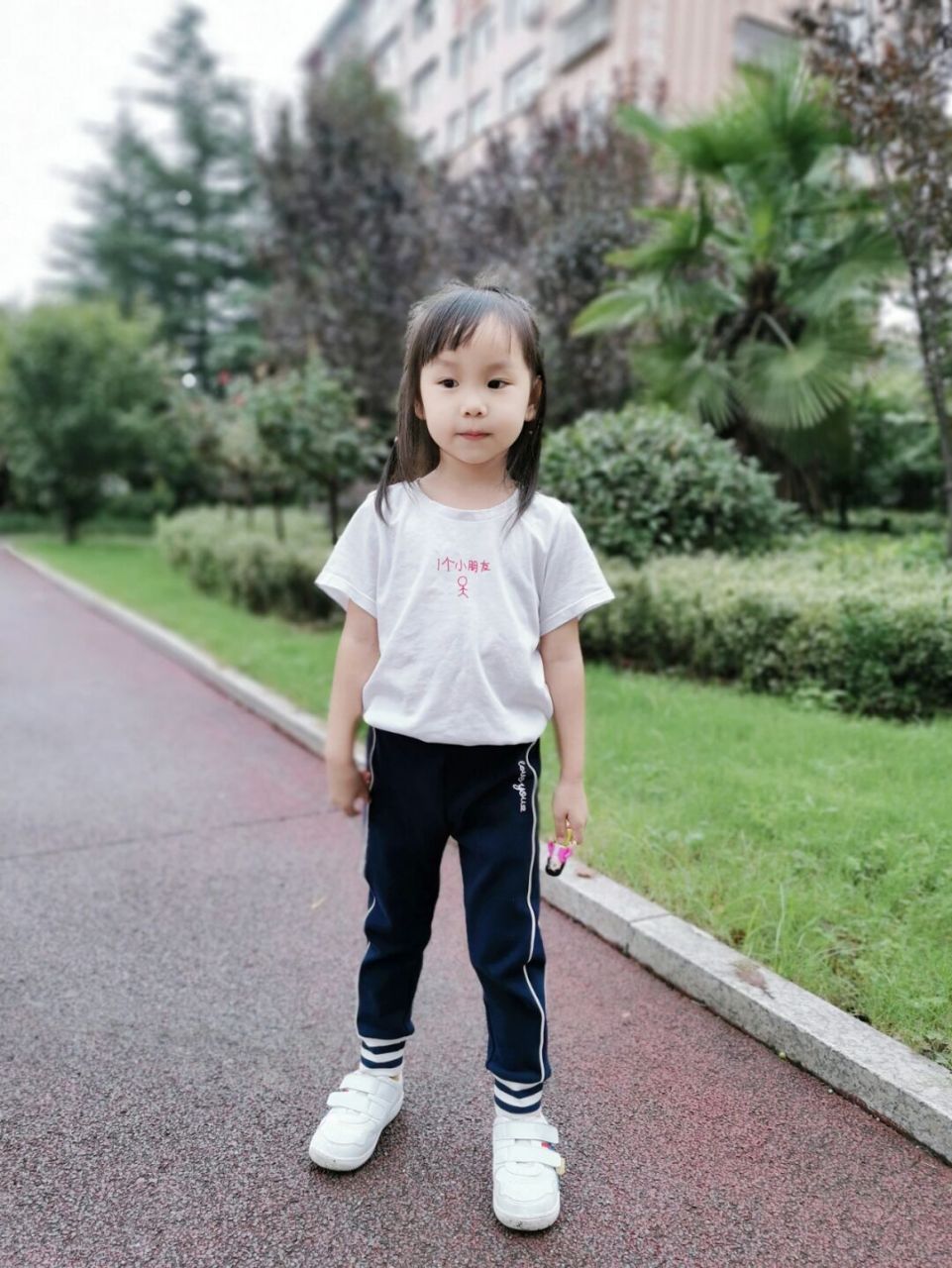 尿裤子的小孩子校服图片