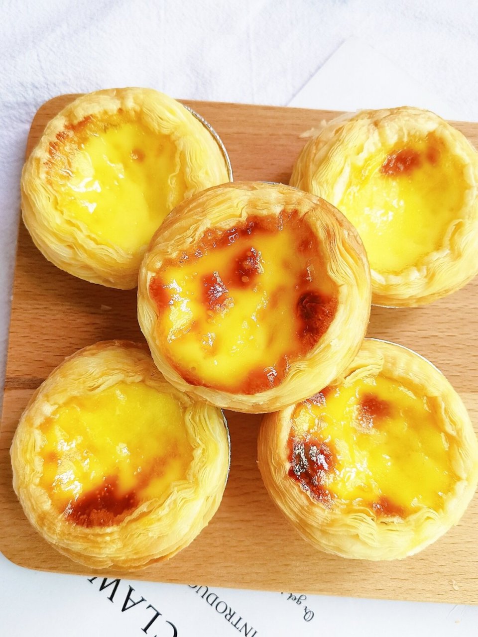 常见的蛋挞分为港式蛋挞和葡式蛋挞两种,葡式蛋挞,外皮松软香酥,内馅