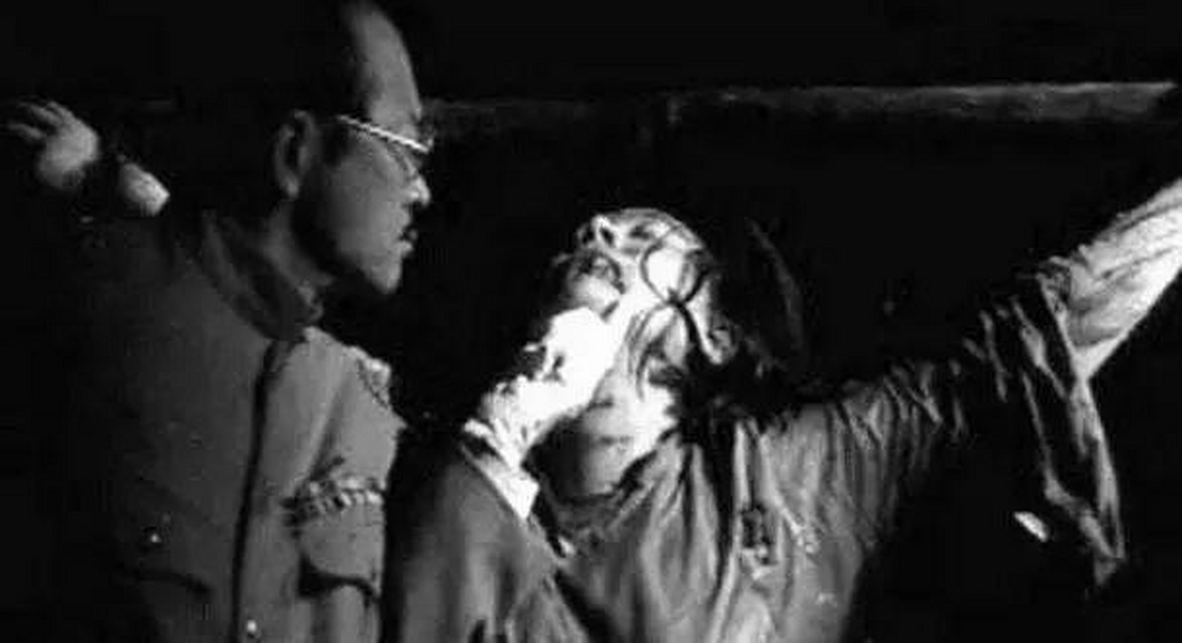 1938年,刘翠华被日寇吊在房梁上,用皮鞭和棍棒轮番毒