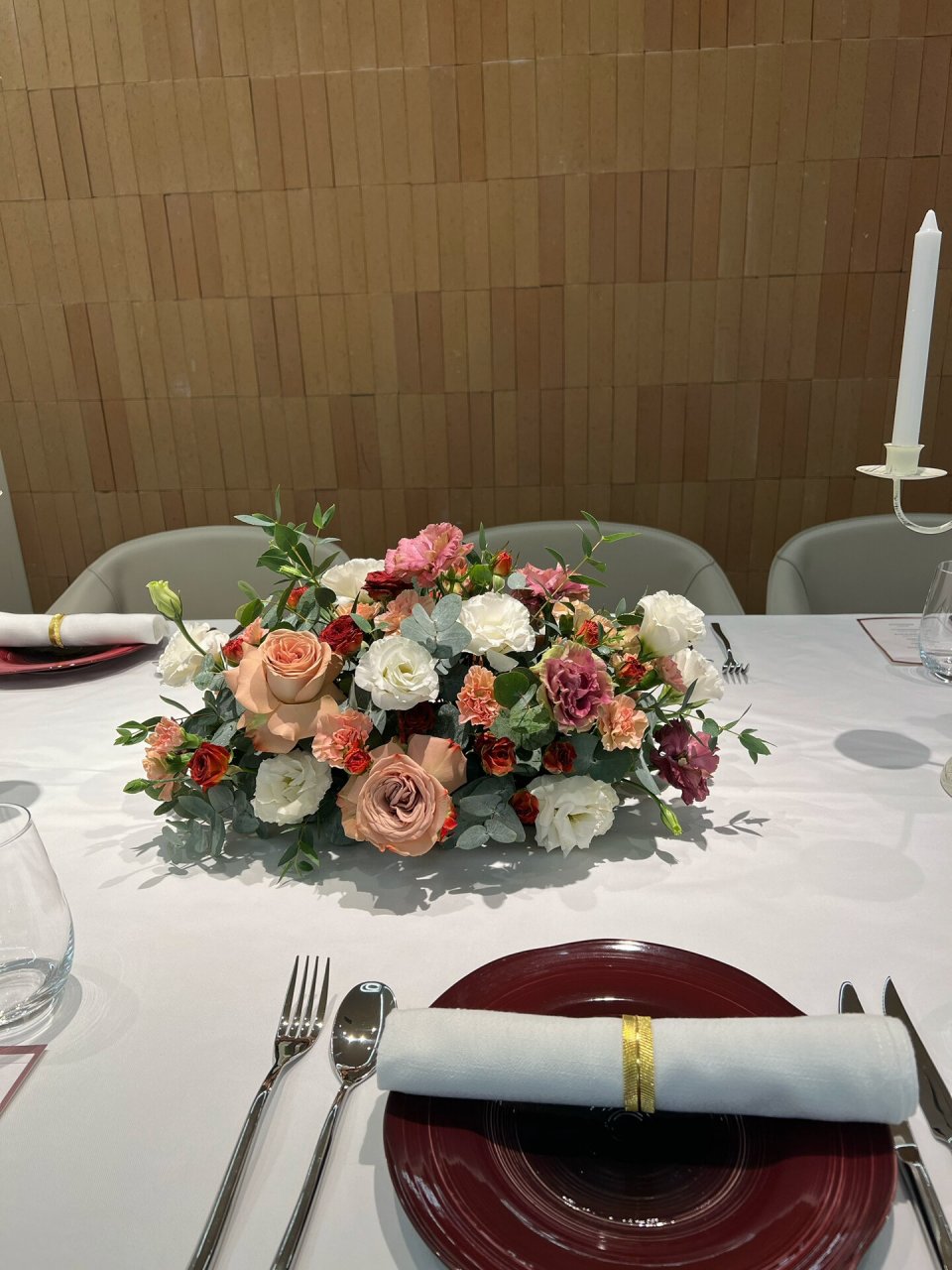 西餐厅的餐桌桌花|花艺插花设计 凡是舍得用鲜花装饰的餐厅 都蛮讲究