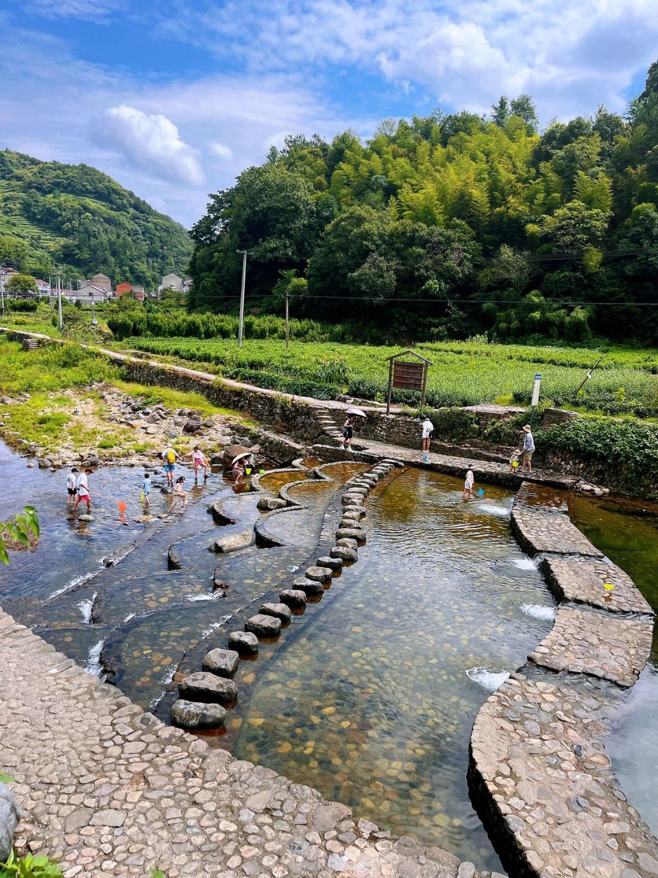 浙江省绍兴市新昌县有一条古道,从镜岭镇溪西村经小泉溪村,安山村