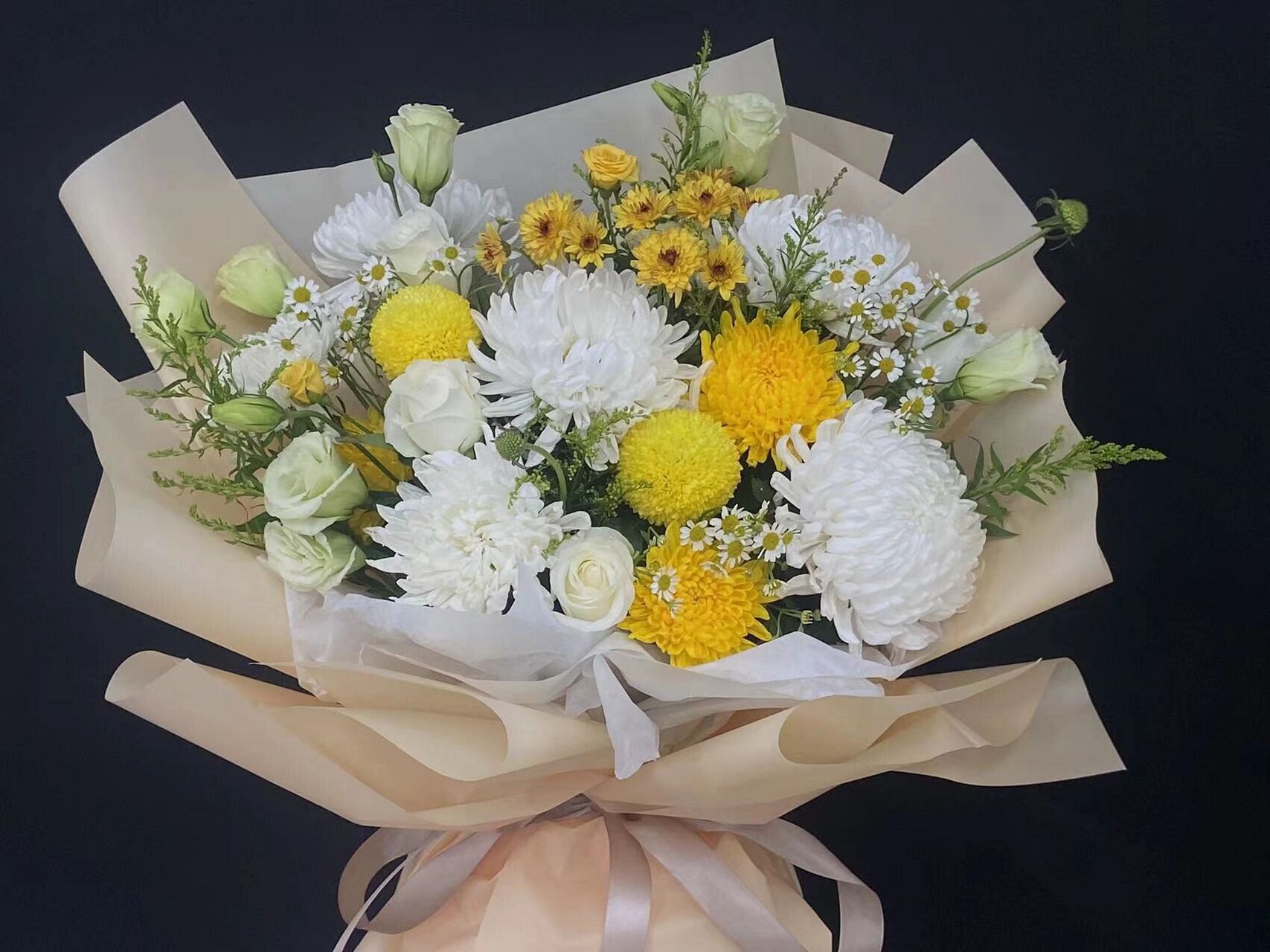 扫墓祭奠黄白菊花混搭花束 风淡雨轻思故人,  思亲莫让烟尘扰 死亡不