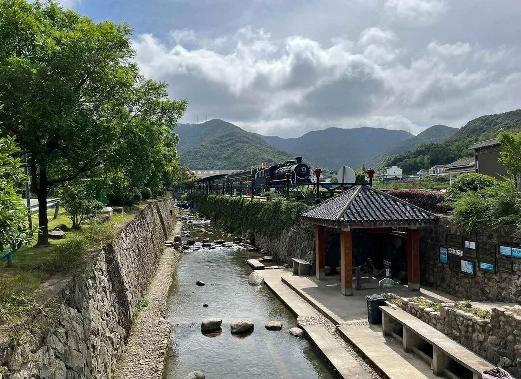 周末去哪儿 	 7915南洞艺谷 99门票信息:景区全年免费,但有