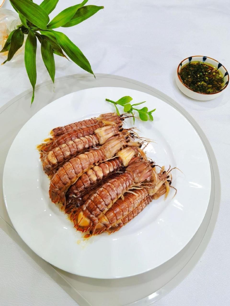 " 白灼皮皮虾 皮皮虾营养丰富,含蛋白质,氨基酸,脂肪,钙,磷等成分,其