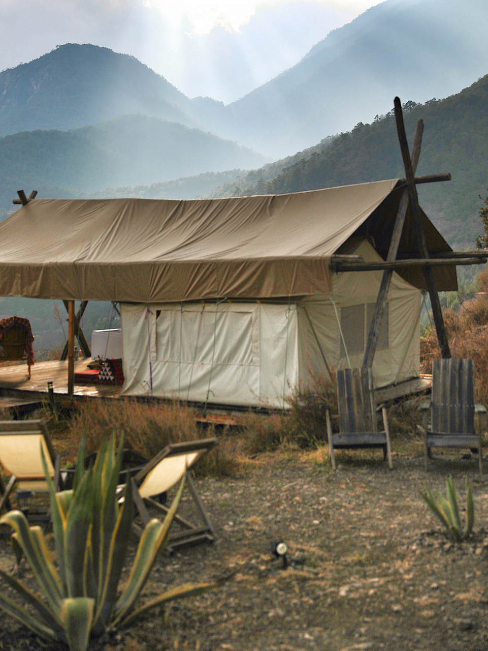 云南最新打卡胜地【山顶帐篷民宿】云阶格兰平 .