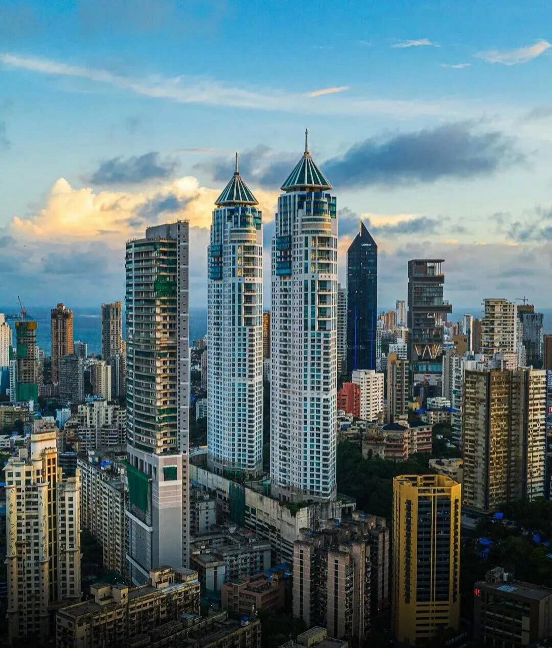 孟买是一座非常魔幻的大都市,是印度西部滨海城市,印度第一大港口,棉