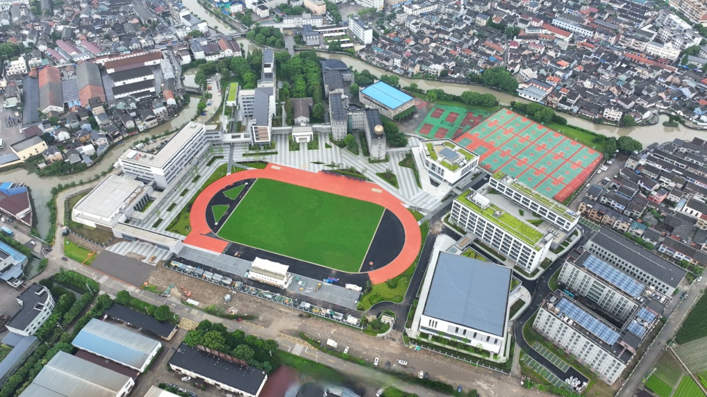 计划于今年9月投用】6月26日下午,由区公建中心承建的柴桥中学扩建