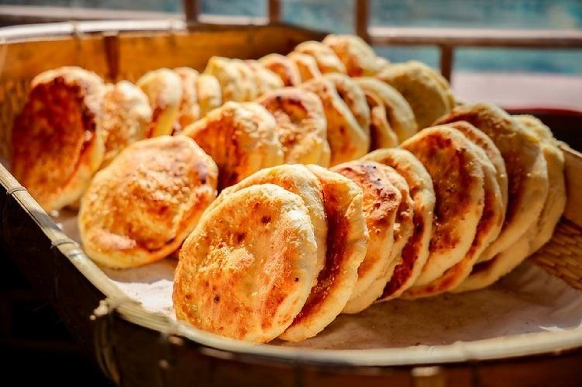 鸡窝烧饼炉子的制作是有讲究的,先要将一口铁锅倒扣下来,上面要附三