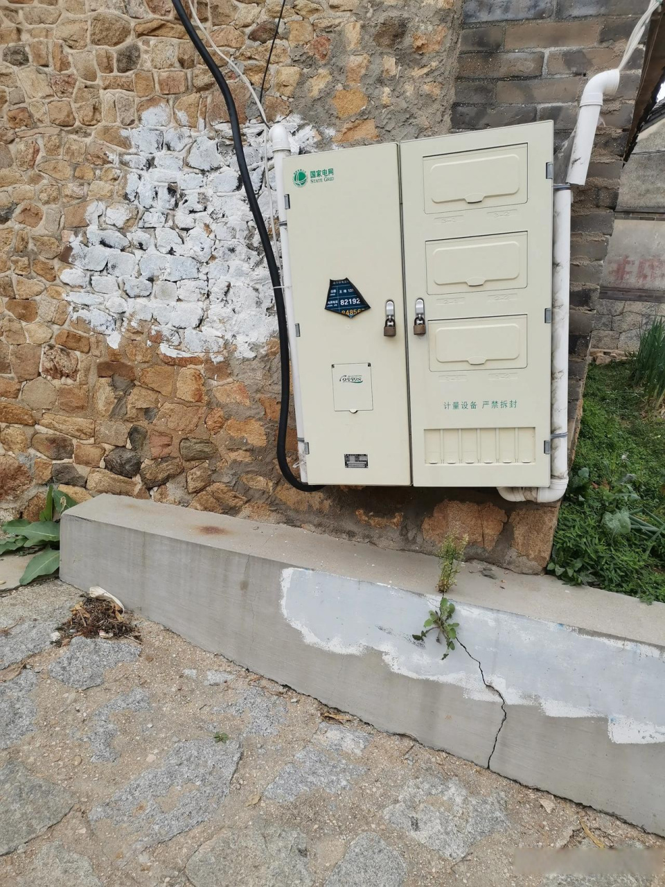 坐标:招远市辛庄镇前康村,一个电表箱松垮垮的耷拉在地面上,这东西不