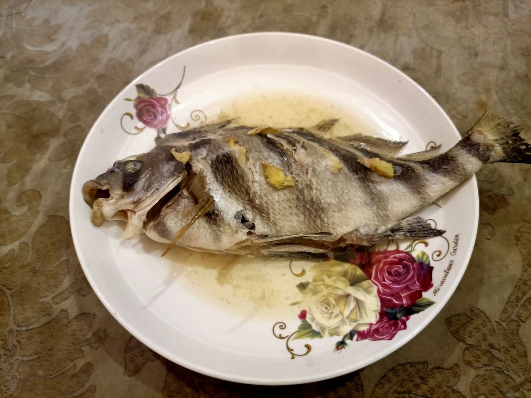 活的三刀鱼颜色发黄,等做到市场里,颜色就发黑了.