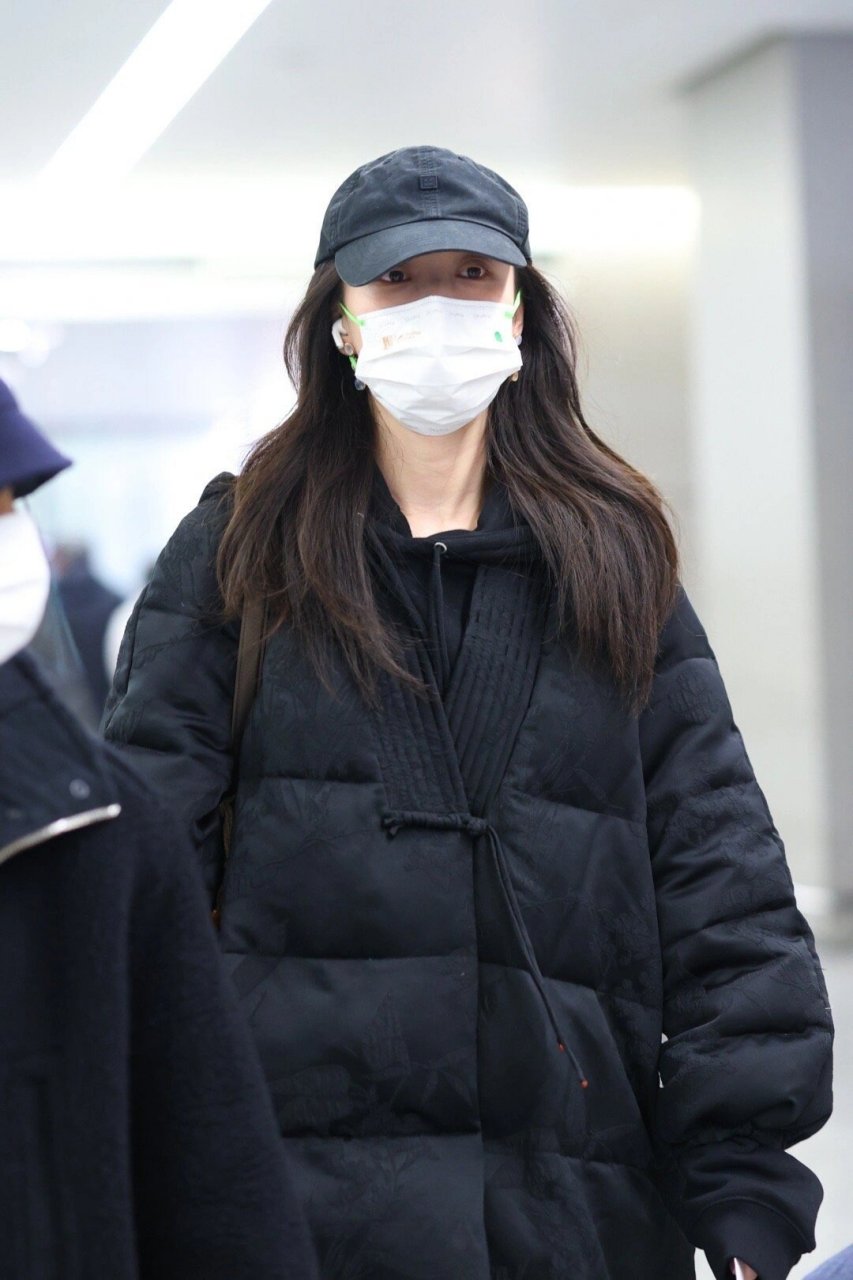 倪妮今日机场街拍,穿新中式羽绒服真好看!