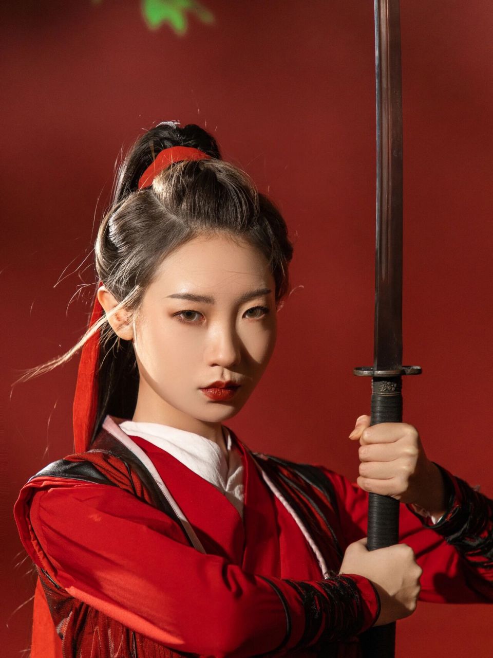 一身红衣,一柄利剑,超飒的侠女写真 每个女孩子都有一个武侠梦吧一袭