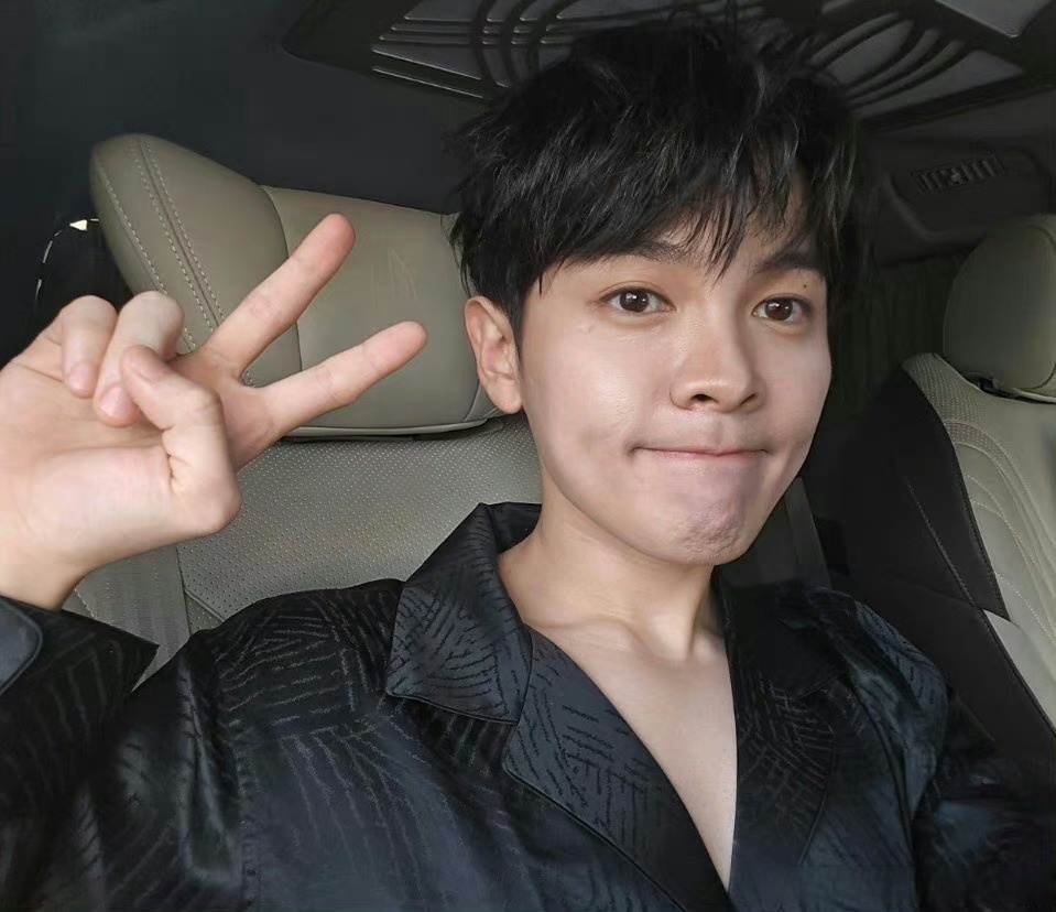 尤长靖硬生生把得瑟憋回去了禁止半场开香槟,尤长靖硬生生憋回去一个