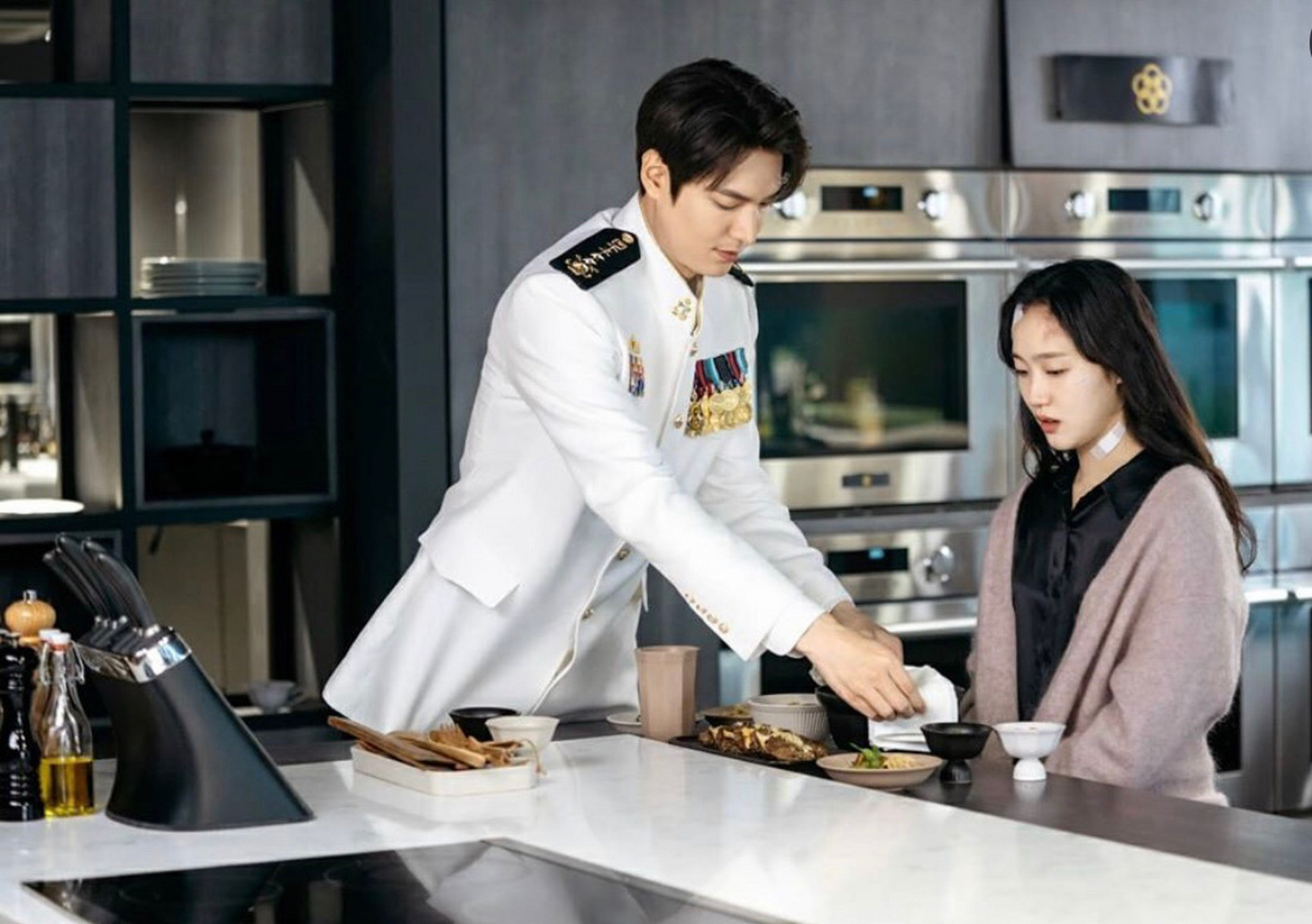 9693热播韩剧《国王:永远的君主》,长腿欧巴李敏镐喊你吃饭啦99