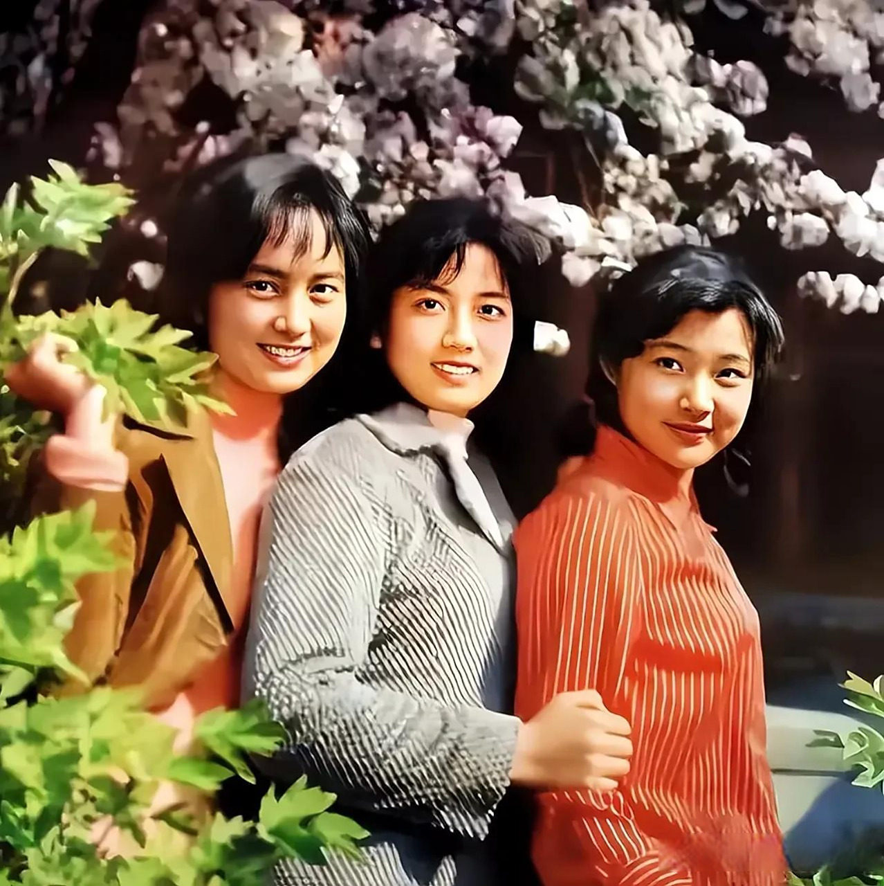 照片中的四姐妹,却少了一人,唯一缺少了谁?你能认出来吗?