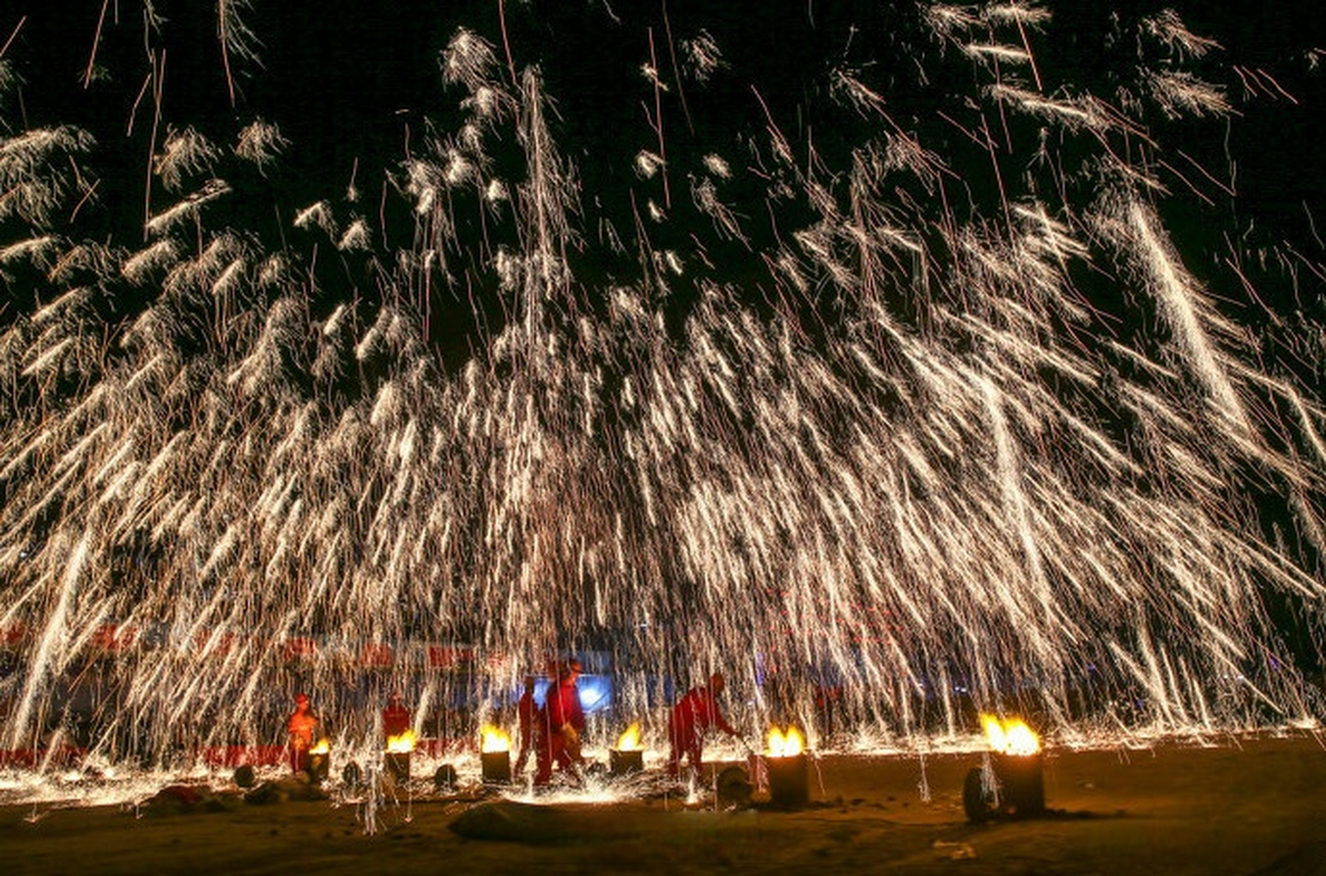 【山西河津:非遗"打铁花"绽放乡村夜空】4月18日,河津市小梁乡赛车