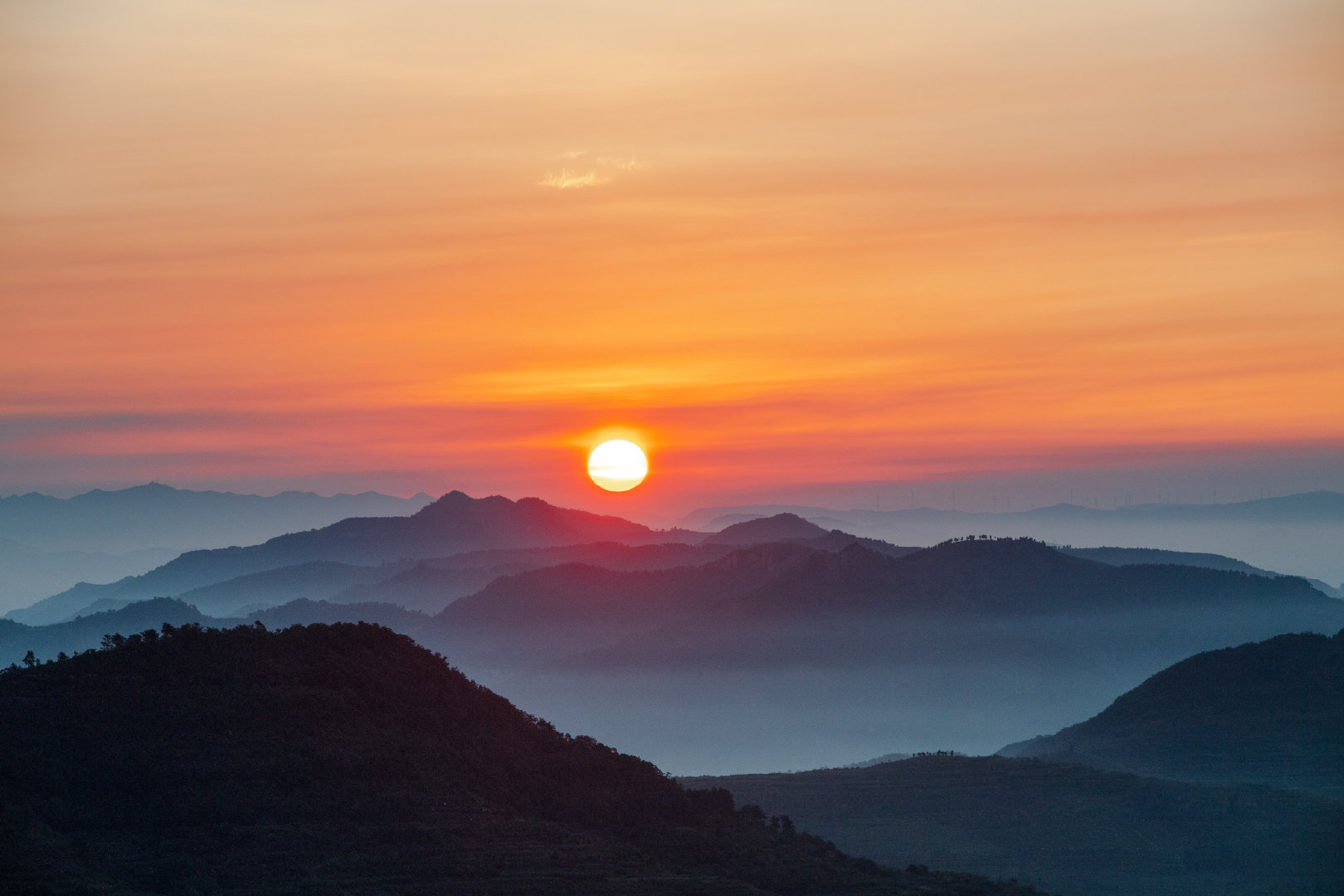 意境感拉满# 日出时分,薄雾柔柔地笼罩着群山,恰似水墨画,诗意而悠远