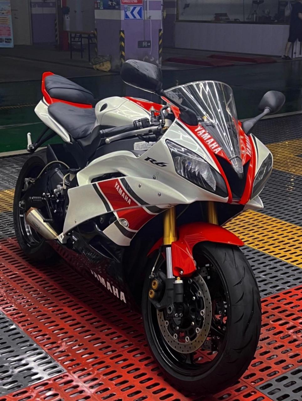 雅马哈r6 中排量王者!唯一的600cc上到299  表底2万转!