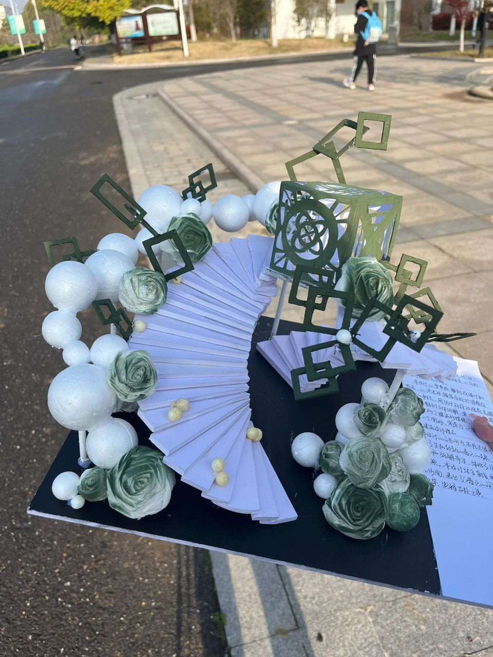 低成本|立体构成 所需材料: 3mm雪弗板(便于切割) 餐巾纸(折成大中小