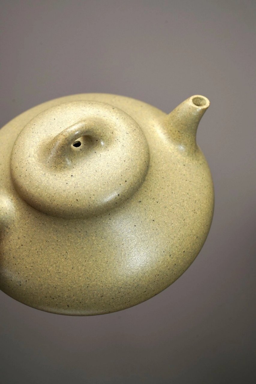 秀气而灵美,挺拔而刚正,原矿料本山绿泥,颗粒感十足,成色佳,把玩效果