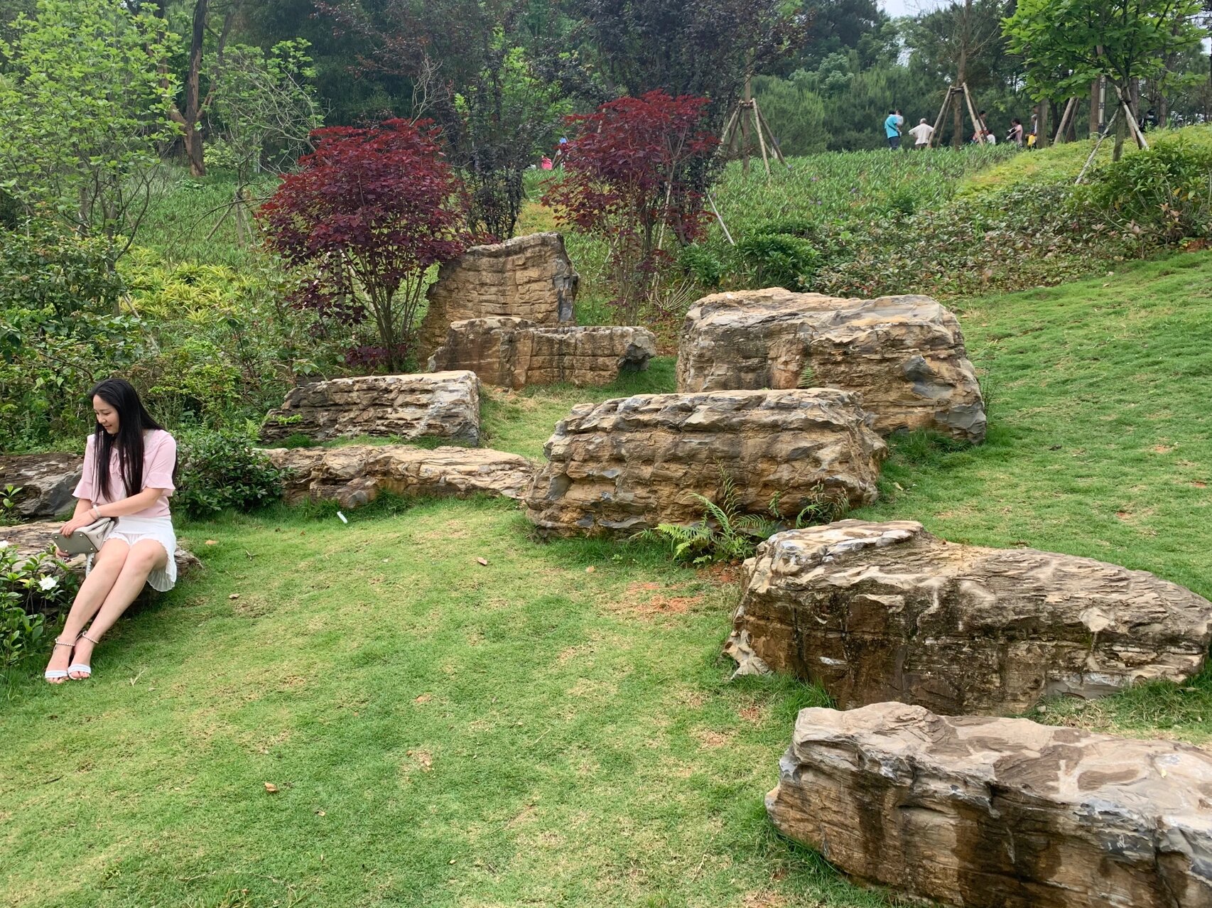 公园千层石点缀造景,视觉效果饱满!