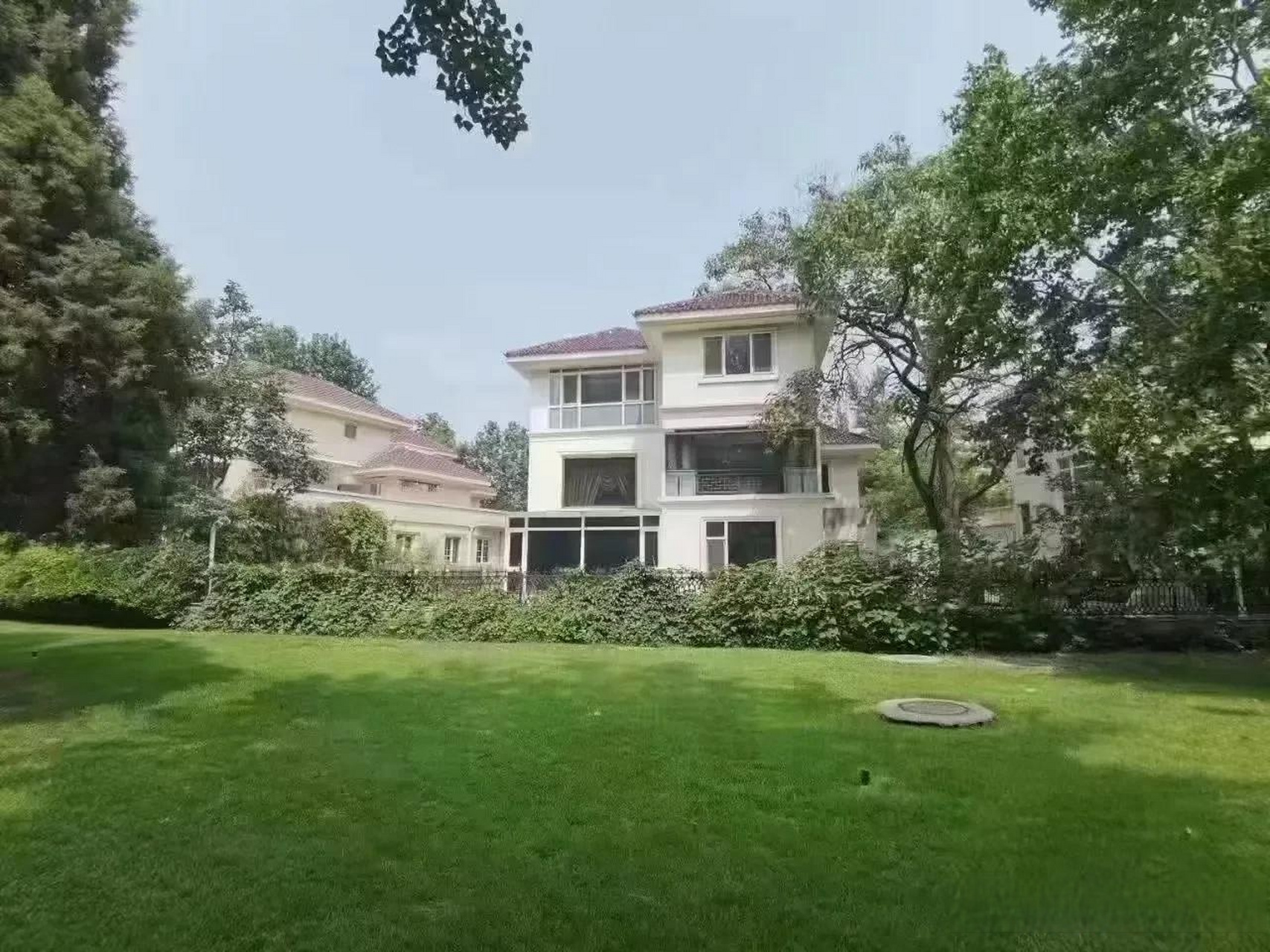 紫玉山庄前排独栋别墅,院子300平,坐北朝南,私家车库,房本面积343.