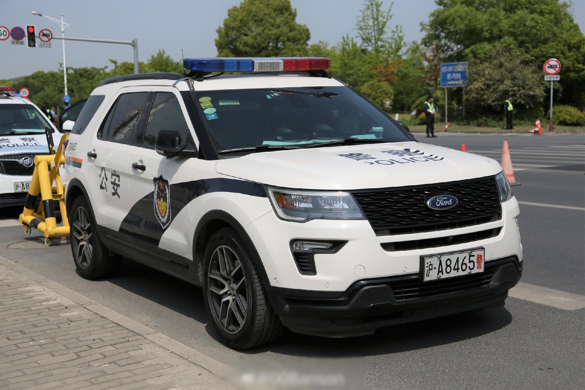 别克gl8 大众帕萨特#福特探险者 #大众帕萨特 #别克gl8 #警车 #松江