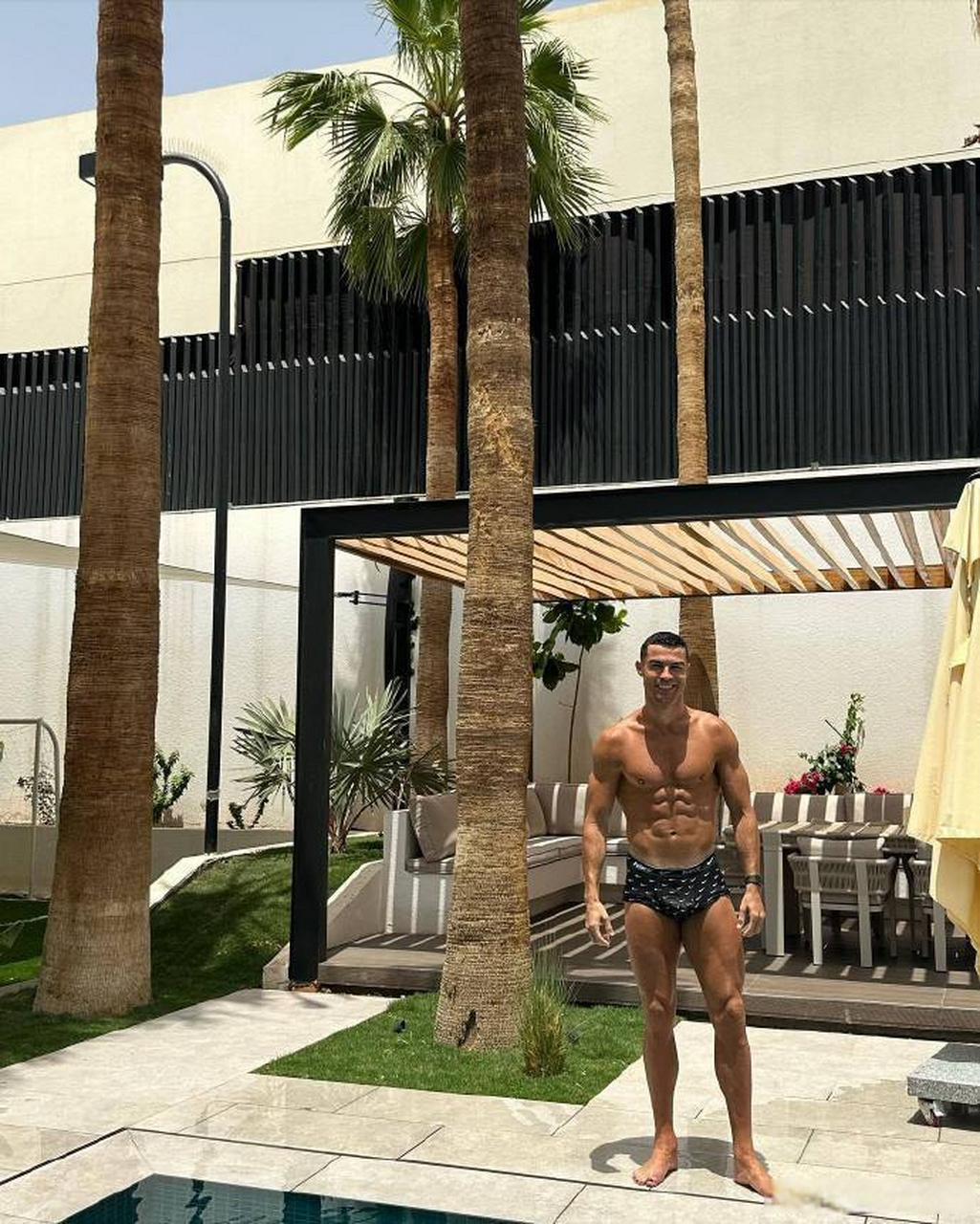 c罗腹肌太顶了   [给力]38岁的男人,体脂率7%  [照相机]c罗和家人享受